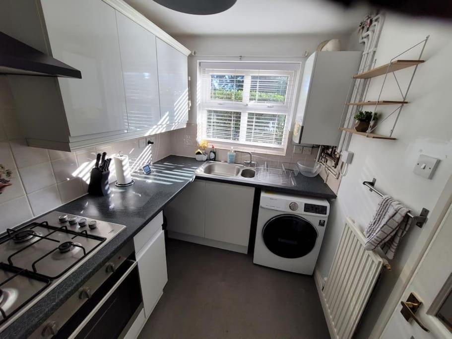 2 Bedroom End Of Terrace House Wellington  Exterior photo